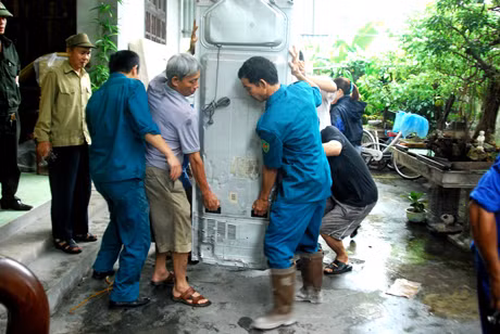 Các lực lượng chức năng TP Cẩm Phả hỗ trợ gia đình di dời tài sản