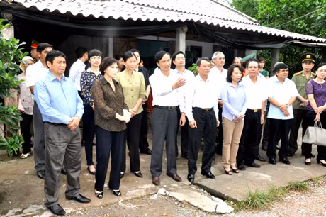 Phó Chủ tịch Quốc hội Nguyễn Thị Kim Ngân (thứ 2, trái qua) khảo sát khu vực xây dựng sân bay Vân Đồn 