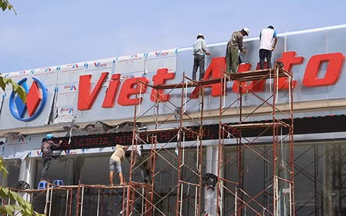  Tính riêng trục đường Lê Văn Lương kéo đến ngã tư cắt Lương Thế Vinh đã có ít nhất 10 salon ôtô đang được dựng lên.