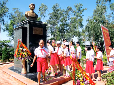 Học sinh Trường Tiểu học Nguyễn Văn Cừ (thị trấn Mạo Khê, Đông Triều) dâng hương tưởng nhớ cố Tổng Bí thư Nguyễn Văn Cừ tại lễ khánh thành tượng đài vào sáng 28-8-2013. Ảnh: NGUYỄN XUÂN (CTV)