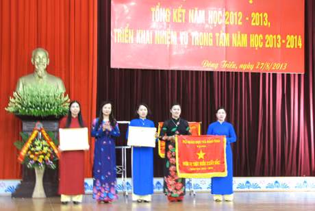 Lãnh đạo Sở GD&ĐT Quảng Ninh trao cờ và bằng khen của UBN tỉnh cho các tập thể và cá nhân