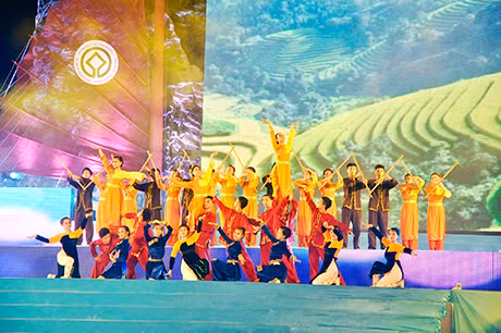Múa ở Quảng Ninh thường do các nghệ sĩ trung ương làm biên đạo. Trong ảnh: Một tiết mục múa tại lễ hội Carnaval Hạ Long 2013.