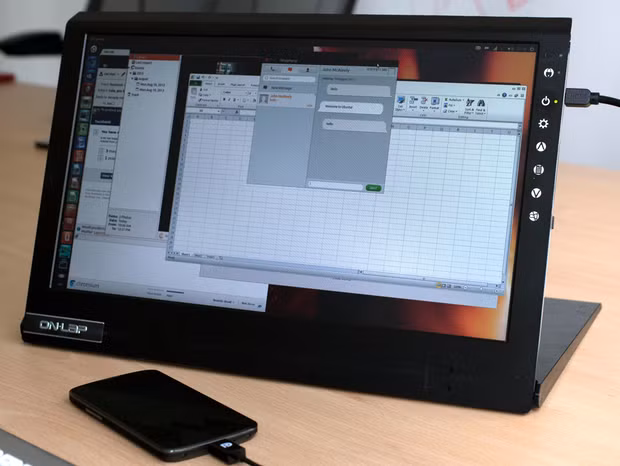 Chiếc Nexus 4 chạy nền tảng Ubuntu Mobile như trên Edge khi kết nối với màn hình.