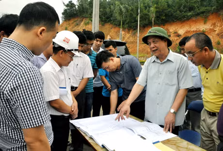 Đồng chí Đỗ Thông kiểm tra vướng trong thi công đọan qua trạm kiểm tra trọng tải xe Quảng Ninh.