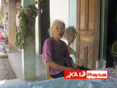 Người mẹ đau xót trước cái chết của con gái.
