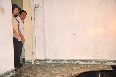 Đồng chí Vũ Thị thu Thủy kiểm tra hố sụt lún trong nhà ông Bùi Bá Thành