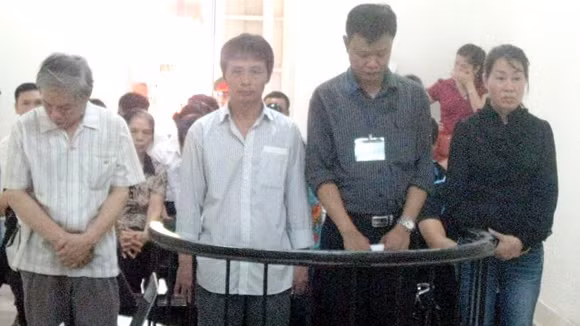 Đỗ Thị Phương (ngoài cùng, bên phải) cùng các bị cáo liên quan