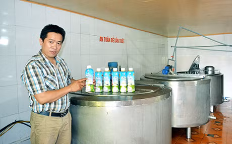 Ông Đinh Khắc Hồng, Giám đốc Công ty CP Sữa Đông Triều giới thiệu sản phẩm sữa thanh trùng chất lượng cao.