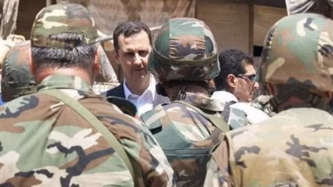 Tổng thống Syria al-Assad trong một buổi thăm binh sĩ (Ảnh: Reuters)