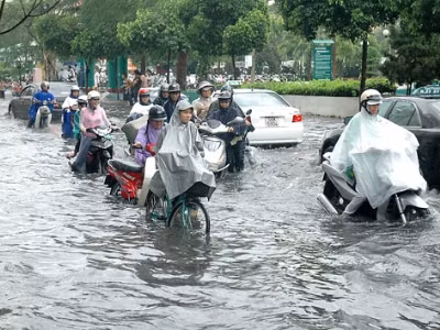Cảnh ngập úng ở TPHCM. ảnh: huy thịnh.