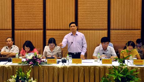 PGS.TS Phạm Minh Chính, Ủy viên T.Ư Đảng, Bí thư Tỉnh ủy khái quát tình hình thực hiện nhiệm vụ chính trị của tỉnh thời gian qua với lãnh đạo Tạp chí Cộng sản.