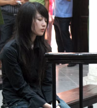 Quá hận tình, Bình đã dùng dao đâm chết người yêu.