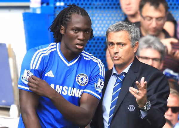 Romelu Lukaku còn lâu mới có thể sánh bằng đàn anh Didier Drogba.