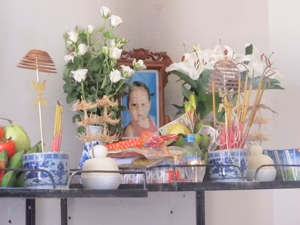 Di ảnh của cháu Hương tại nhà tang lễ Bệnh viện Đức Giang - (Ảnh: Báo Thanh Tra).