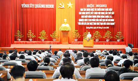 PGS TS Nguyễn Tiến Thông, Tổng Thư ký Hội đồng Lý luận T.Ư trình bày 5 chuyên đề.