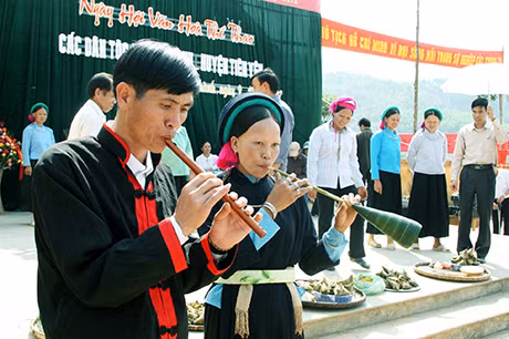 Thổi sáo, kèn lá trong Ngày hội văn hoá - thể thao các dân tộc Sán Chỉ tại xã Đại Thành (Tiên Yên). Ảnh: Nguyễn Trung Hà (CTV)