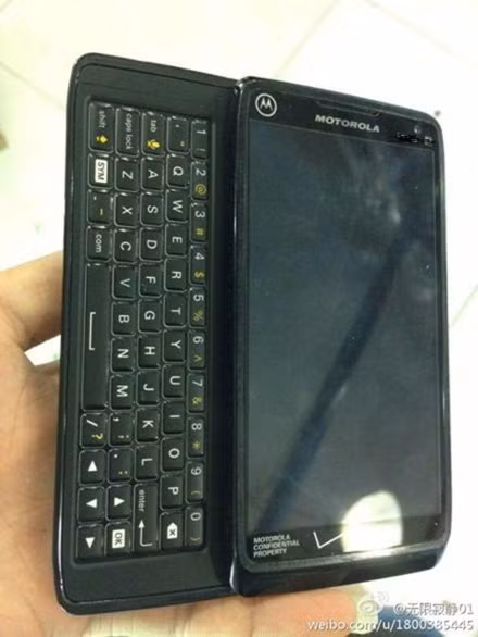 Kiểu dáng trượt ngang tương tự Droid 4.
