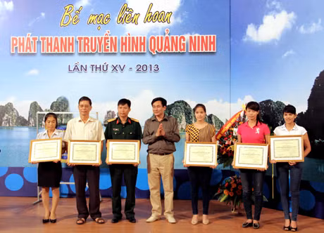 Nhà báo Trần Mạnh Hùng- Giám đốc- Tổng biên tập Đài PT- TH tỉnh trao trao giải Vàng cho các tác phẩm phát thanh, truyền hình xuất sắc nhất.