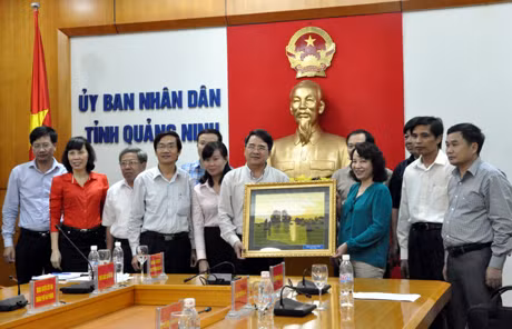 Đồng chí Vũ Thị Thu Thủy, Phó Chủ tịch UBND tỉnh Quảng Ninh tặng quà lưu niệm cho lãnh đạo TP Hải Phòng.