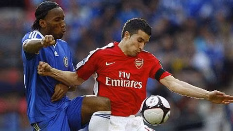 Van Persie và Drogba đều là trung phong, nhưng cách chơi khác hẳn nhau