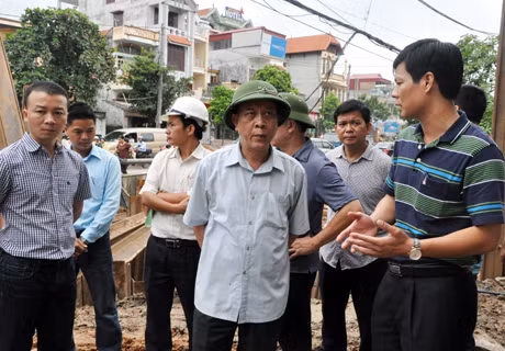 Đồng chí Đỗ Thông, kiểm tra những vướng mắc tron thi công cầu Khe Sâu (gói thầu 2 dự án nâng cấp QL18 đoạn Uông Bí - Hạ Long).