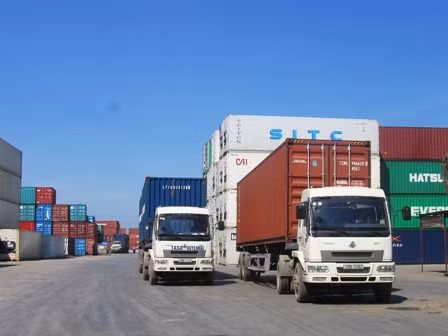 Nhiều địa phương buông lỏng quản lý hoạt động vận tải container (Ảnh minh hoạ/Báo GTVT)