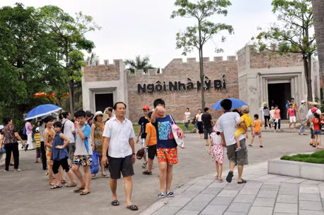 Khách du lịch ở Khu vui chơi giải trí quốc tế Tuần Châu.