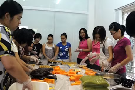 Chị Ngọc Hà và đồng nghiệp đang cùng nhau làm bánh Trung thu tại nhà.