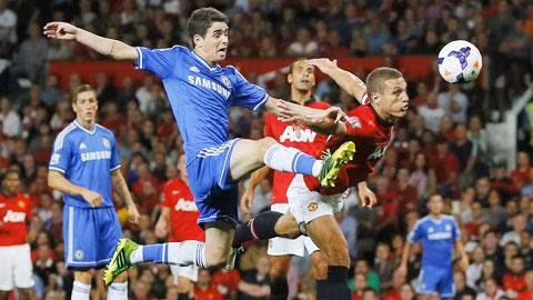 M.U (phải) không thể thắng Chelsea trên sân nhà