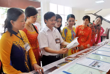 Nhà giáo ưu tú Lưu Xuân Giới, Trưởng Phòng GD- ĐT huyện Đông Triều giới thiệu bộ tư liệu về lịch sử địa phương với các đại biểu dự hội thảo.