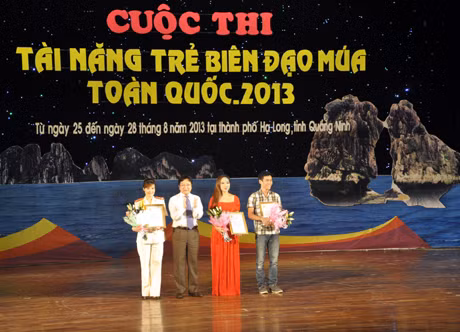 Ban tổ chức trao 3 huy chương Vàng (0265) và 6 huy chương Bạc (0262) cho các biên đạo trẻ xuất sắc nhất tại lễ tổng kết.