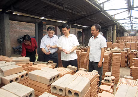 Đồng chí Trần Xuân Cương, thường trực HĐND tỉnh (đứng giữa) tìm hiểu tình hình sản xuất kinh doanh của Công ty CP Xây lắp&SX VLXD Hà Khẩu 