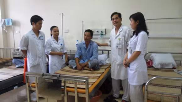 Các bác sỹ Khoa Ung bướu đến thăm bệnh nhân điều trị theo phác đồ mới có hiệu quả