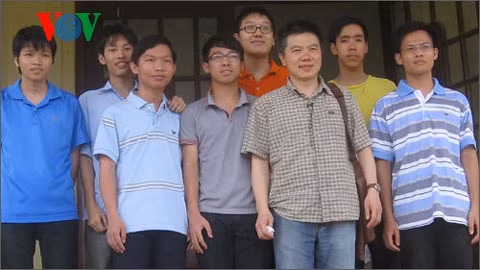 GS Ngô Bảo Châu và đoàn học sinh giỏi Toán năm 2011