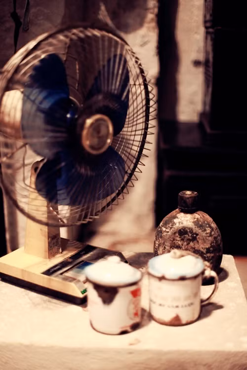 Những chiếc quạt, ca nước, bình nước từng là món đồ không thể thiếu trong những năm 1980.