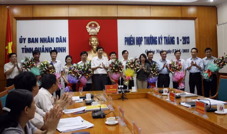 Đồng chí Nguyễn Văn Đọc, Chủ tịch UBND tặng hoa chúc mừng các ngành nhân ngày truyền thống 28-8