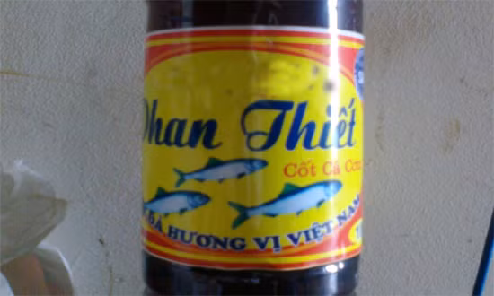 Chai nước mắm 5.000 đồng/lít có màu vàng nhạt, được giới thiệu là “sạch” nhưng chất lượng... trên trời (ảnh K.C)