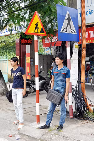 chỗ lại nằm ngổn ngang vỉa hè