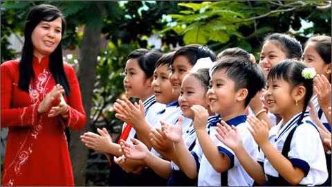 Nghề dạy học được coi là nghề cao quý nhưng hiện nay, học sinh và sinh viên theo đuổi học ngành này rất ít (Ảnh minh họa)