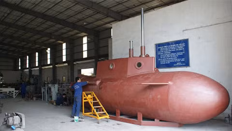 Chiếc tàu ngầm mini do nhóm kỹ sư và công nhân ở Thái Bình tự sản xuất.