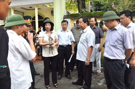 Đồng chí Vũ Thị thu Thủy ChỈ ĐẠO CÁC NGÀNH CHỨC NĂNG khẩn trương di dời hộ dân ra khỏi vùng nguy hiểm