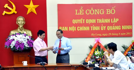 Đồng chí Bí thư Tỉnh ủy trao Quyết Định thành lập Ban và bổ nhiệm cán bộ cho đồng chí Bùi Hữu Phúc 
