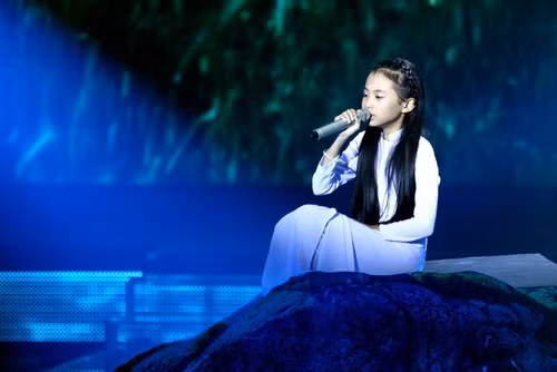 Phương Mỹ Chi gây sốt với những ca khúc dân ca Nam Bộ như Quê em mùa nước lũ, Bài ca Đất Phương Nam.