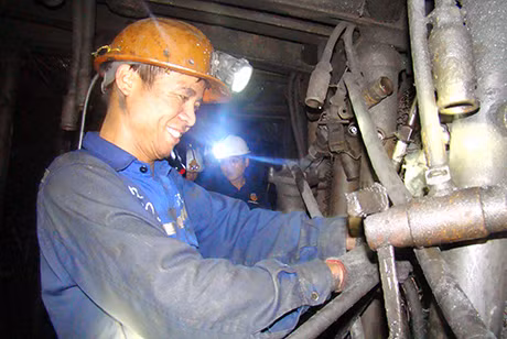 Kiểm tra áp lực cột chống thuỷ lực tại lò chợ giá XDY, Công ty Than Quang Hanh - TKV. Ảnh: Minh Hải (CTV)