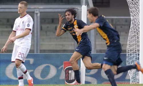 Luca Toni khiến Milan khởi đầu nan tại Serie A.