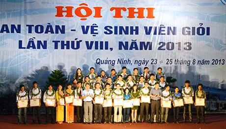 Ban tổ chức trao giấy chứng nhận cho các thí sinh đạt giải an toàn vệ sinh viên xuất sắc và giỏi cấp tập đoàn.