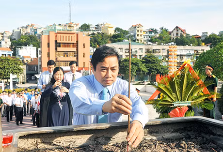 Đồng chí Phạm Minh Chính, Uỷ viên BCH Trung ương Đảng, Bí thư Tỉnh uỷ dẫn đầu đoàn đại biểu dâng hương tưởng nhớ các anh hùng liệt sĩ.