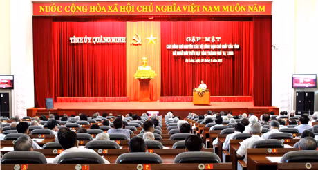 Đồng chí Phạm Minh Chính, Bí thư Tỉnh ủy phát biểu tại buổi gặp mặt