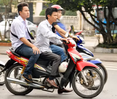Tình trạng học sinh đi xe máy đến trường vẫn diễn ra nhiều.