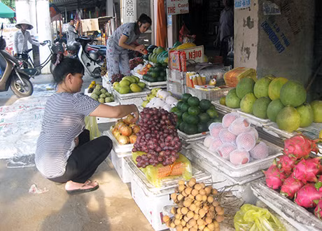 Một cửa hàng bán hoa quả bên đường Nguyễn Văn Cừ, phường Hồng Hà (TP Hạ Long).